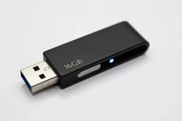 USB Flash Drive (16GB)